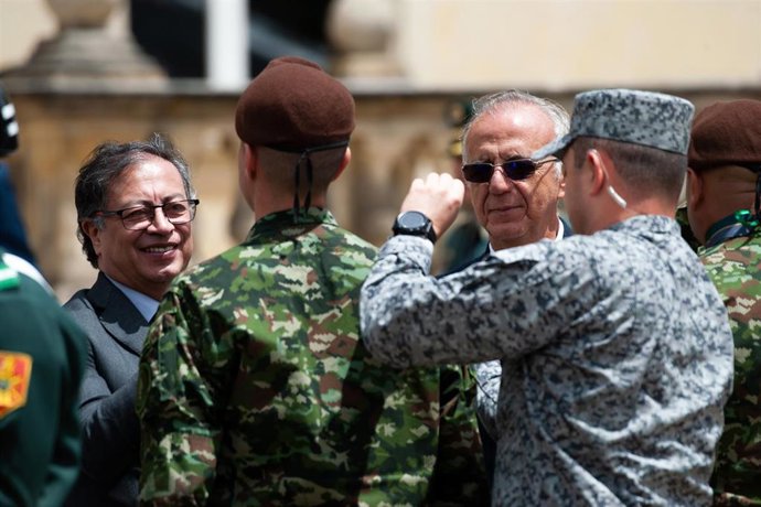 Archivo - El presidente de Colombia, Gustavo Petro, homenajea a los militares que rescataron a los niños indígenas perdidos en la selva 