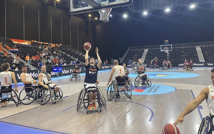 La selección neerlandesa de baloncesto en silla de ruedas, en los instantes previos de su partido contra España.