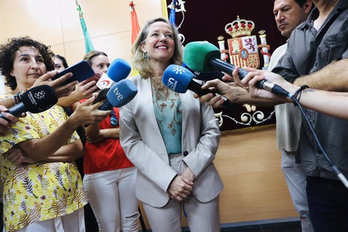 La vicepresidenta y ministra en funciones, Nadia Calviño, este sábado en declaraciones a los medios de comunicación en Cádiz.
