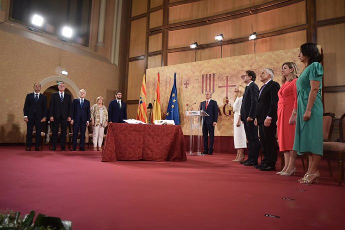 El presidente de Aragón, Jorge Azcón, y los nuevos consejeros del Gobierno autonómico, tras su toma de posesión.