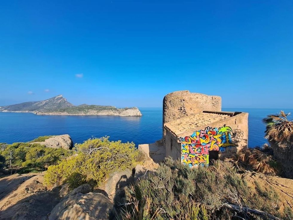 Grafitis Torre Cala En Basset