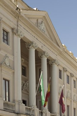 Archivo - Frontal del Ayuntamiento de Cádiz.