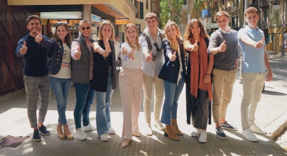 La presidenta del Govern, Margalida Prohens, junto a un grupo de jóvenes.