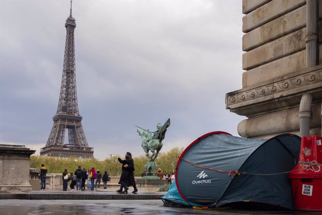 Archivo - April 18, 2023, Paris, France, France: Paris, France April 18, 2023 - The tent of a homeless person is installed near the Eiffel Tower. The pedestrianization project around the Eiffel Tower planned by the Paris City Council for the 2024 Olympic 