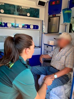 El hombre de 84 años localizado por la Guardia Civil tras no regresar a su domicilio en Murillo de Río Leza es atendido tras su hallazgo