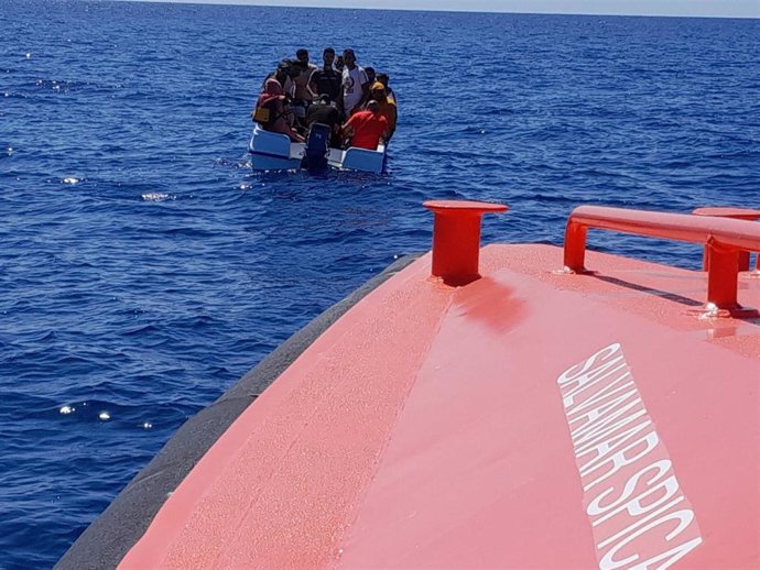 Archivo - Imagen de archivo del rescate de una embarcación con migrantes en la costa de Almería.