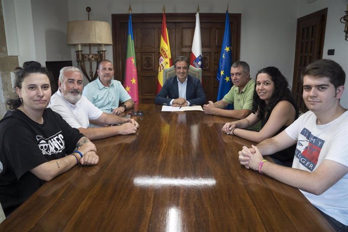 El alcalde de Camargo, Diego Movellán, se reúen con vocales de la Junta Vecinal de Maliaño
