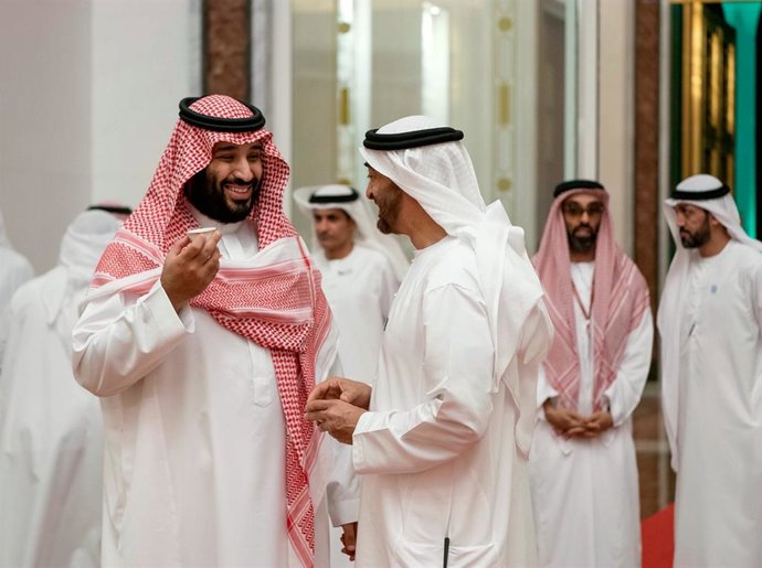 Archivo - ABU DHABI, UNITED ARAB EMIRATES - November 25, 2018: HH Sheikh Mohamed bin Zayed Al Nahyan, Crown Prince of Abu Dhabi and Deputy Supreme Commander of the UAE Armed Forces (2nd L) bids farewell HRH Prince Mohamed bin Salman bin Abdulaziz, Crown