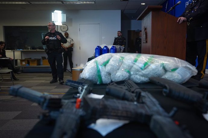 Archivo - March 16, 2023, SURREY, BC, CANADA: RCMP Sgt. Shawn MacNeil, of the Clandestine Laboratories Enforcement and Response team (CLEAR), describes the pills that were seized as they sit on display with firearms, during a news conference at RCMP hea