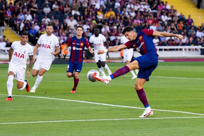 El jugador del FC Barcelona Robert Lewandowski marca el primer gol en Montjuc en el Gamper, ante el Tottenham (4-2)