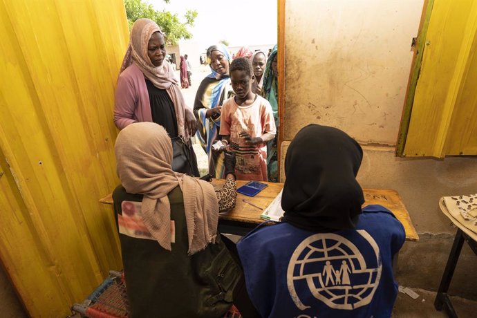 Archivo - August 31, 2021, Nyala, South Darfur, Sudan: Aid workers process vouchers for internally displaced persons in preparation of a non food item distribution coordinated by UNHCR and Norwegian Church Aid at the Otash IDP Camp near Nyala, South Dar