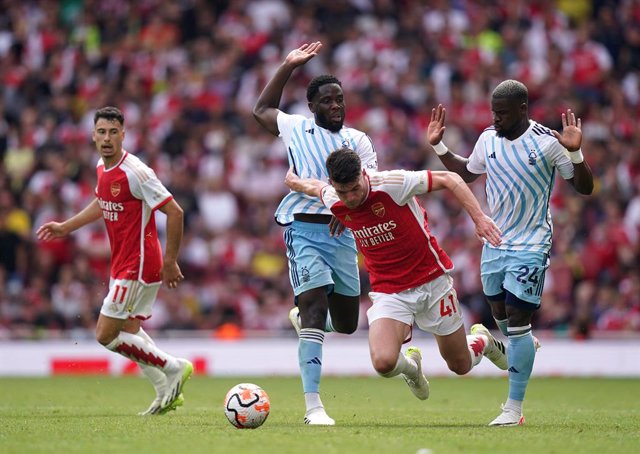 12 August 2023, United Kingdom, London: Arsenal's Declan Rice (2nd R) reacts to a challnge from Nottingham Forest's Orel Mangala and Serge Aurier during the English Premier League soccer match between Arsenal and Nottingham Forest at Emirates Stadium. Pho