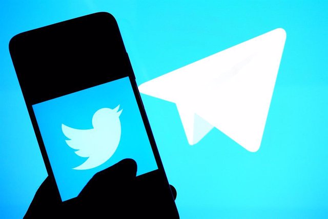 Archivo - October 29, 2022, India: In this photo illustration, a Twitter logo is displayed on a smartphone with a Telegram logo in the background.
