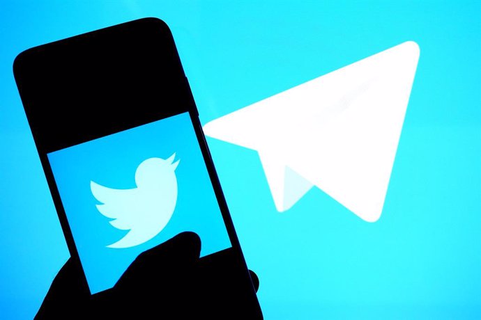 Archivo - October 29, 2022, India: In this photo illustration, a Twitter logo is displayed on a smartphone with a Telegram logo in the background.