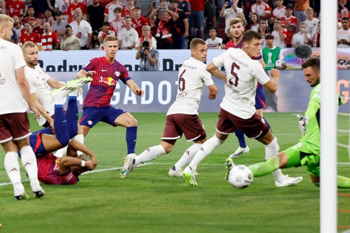 Dani Olmo anota su primer gol en la Supercopa de Alemania entre el Bayern Múnich y el RB Leipzig en el Allianz Arena