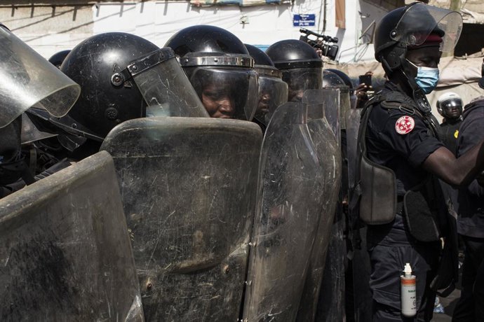 Archivo - March 8, 2021, Dakar, Dakar, Senegal: Police troups stand firm to stop the protesters to move closer to the court building in the inner city of Dakar.
