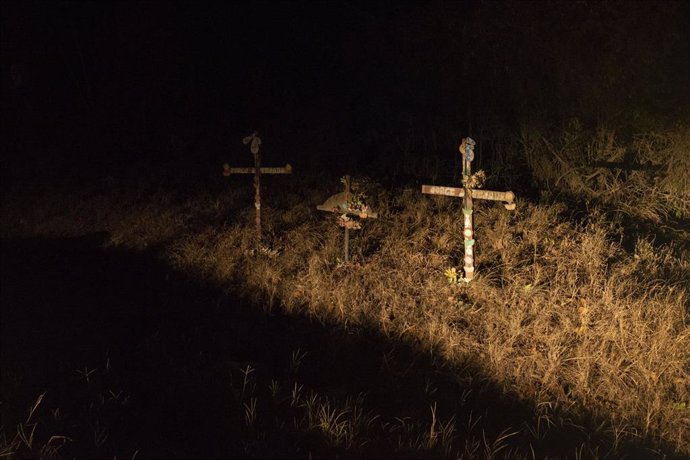 Archivo - tres cruces marcan el lugar donde se encontraron unos cuerpos en Honduras