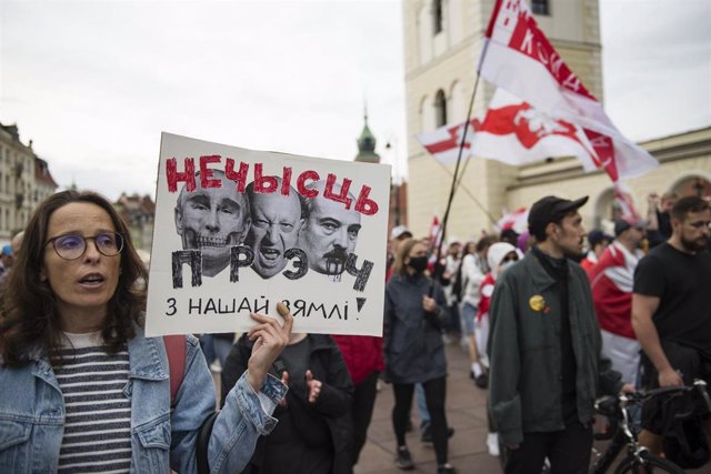 Caricaturas de Vladimir Putin, Yevgeni Prigozhin y Alexander Lukashenko durante una manifestación en Varsovia (Polonia)