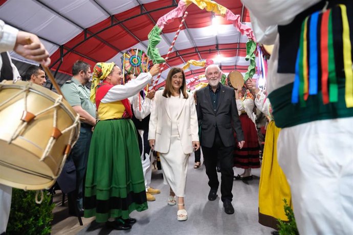 La presidenta de Cantabria, María José Sáenz de Buruaga, acompañada de varios consejeros, asiste al pregón del Día de Cantabria.