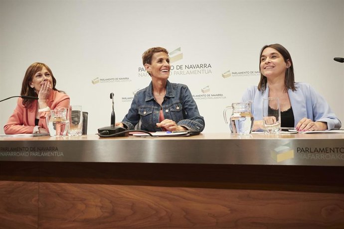 I-D, Uxue Barkos, líder de Geroa Bai, María Chivite, secretaria general del PSN, y Begoña Alfaro, portavoz de Contigo Navarra, en la firma del acuerdo para la formación de Gobierno en Navarra.