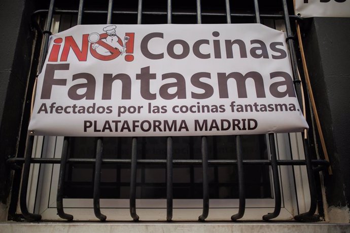 Archivo - Pancarta de las agrupaciones vecinales de Prosperidad y de otros barrios madrileños que protestan contra las Cocinas Fantasma