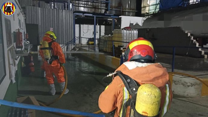 Bomberos en una fuga de ácido en Valencia