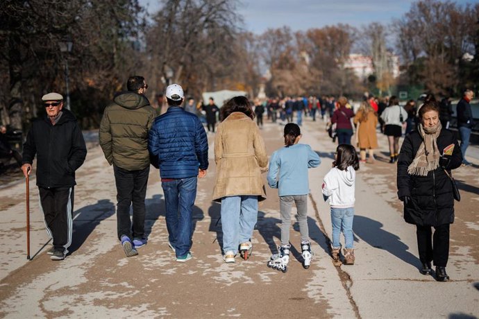 Archivo - Niños paseando por el Retiro
