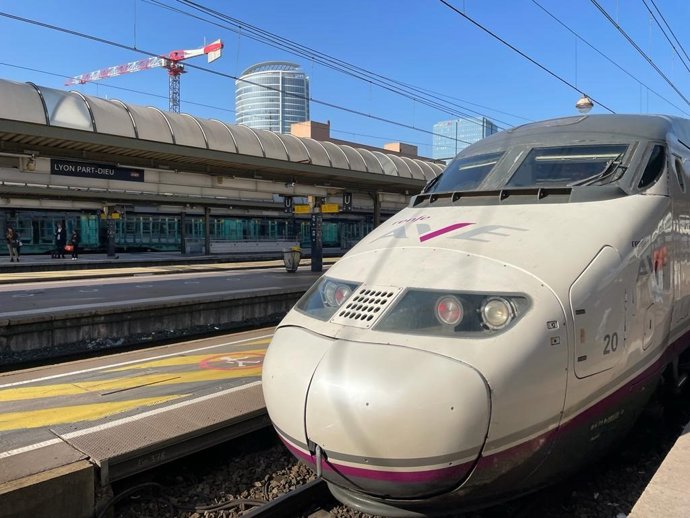 Archivo - Un AVE de Renfe en la estación de Lyon, a punto de salir hacia Barcelona.