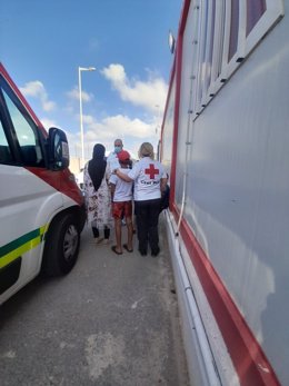 Mujer recién llegada a las costas de Alicante atendida por Cruz Roja.