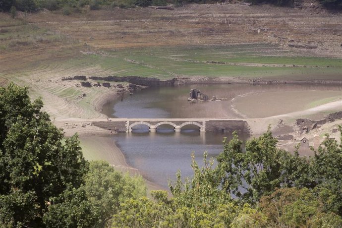 Embalse de Belesar, en el Río Miño, deja ver restos habitualmente tapados por el agua.