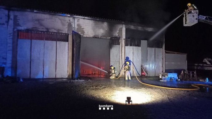 Bombers en un incendi en una nau a Torroella de Montgrí (Girona)