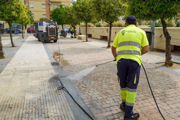 Archivo - Huelva.- Miranda activa como primera medida de Gobierno un plan intensivo para la limpieza en profundidad de barrios