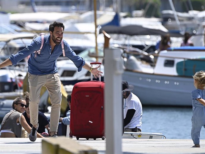 Javier Ungría en el puerto de Ibiza junto a su hija antes de salir a navegar con amigos