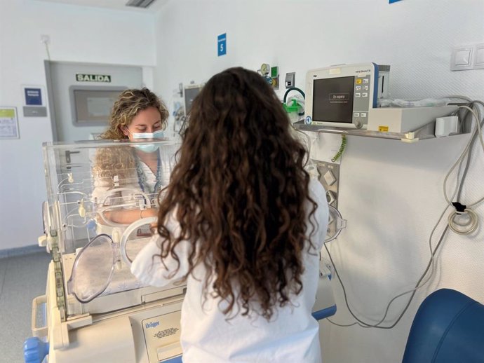 El hospital de Torrevieja incorpora mantas de fototerapia para tratar ictericia en bebés y mejorar el apego de la madre