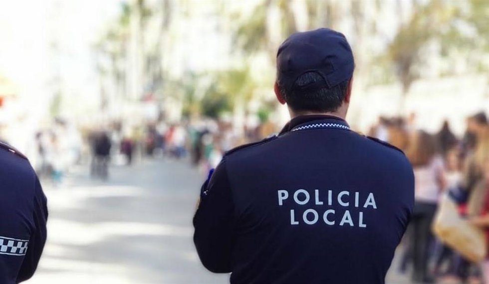 Archivo - Detenido en Elche por atracar a una mujer con un arma blanca cuando ésta sacaba dinero del cajero