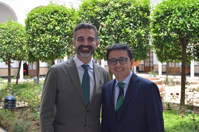 El parlamentario andaluz del Partido Popular de Almería, Manuel Guzmán, y el consejero de Sostenibilidad, Medio Ambiente y Economía Azul y también portavoz del Gobierno de la Junta, Ramón Fernández-Pacheco.