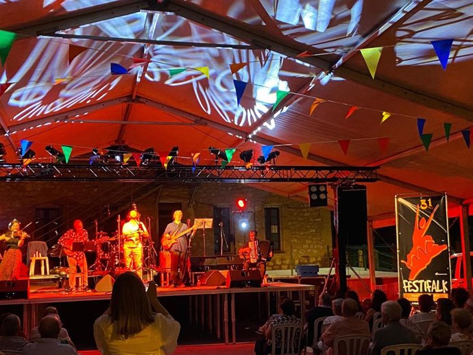 La XXXI edición de Festifalk arranca con la música gallega de 'Óscar Ibáñez & Tribo'.