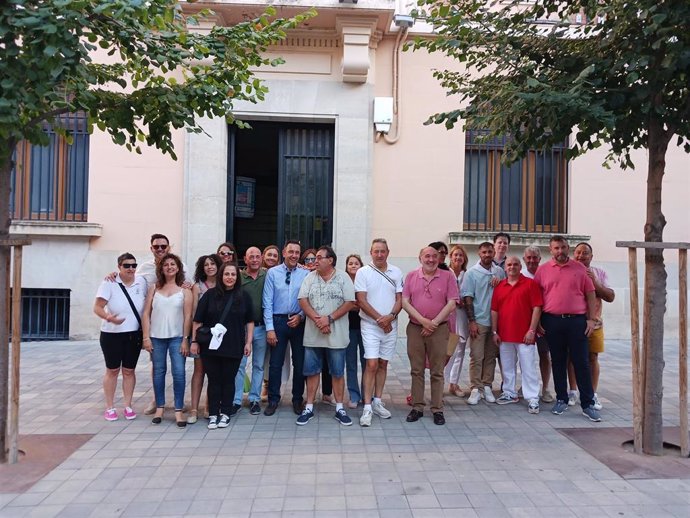 Corporación y representantes de peñas e interpeñas y peñista del año en puerta Casa Consistorial de Calatayud (Zaragoza).