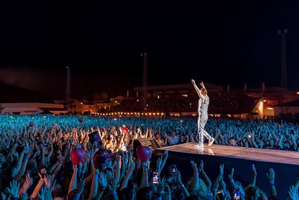 Manuel Carrasco saluda al público durante su concierto en Almendralejo.