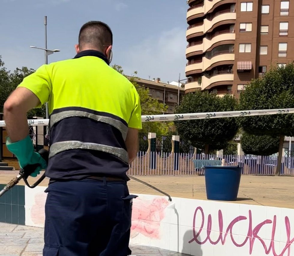El Ayuntamiento acomete un plan de limpieza de pintadas y grafitis a través de la empresa concesionaria FCC .