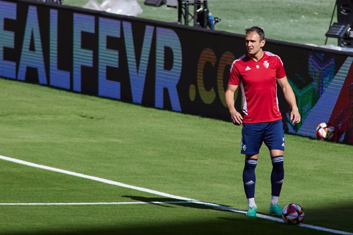 Archivo - Kike Garcia of Osasuna warms up during training before the Final Copa de Rey match between Real Madrid and CA Osasuna at La Cartuja Stadium on May 5, 2023 in Sevilla, Spain.