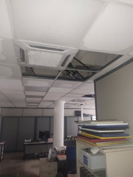 La rotura de un tubo del aire acondicionado inunda tres plantas del Edificio Avenidas, en Palma