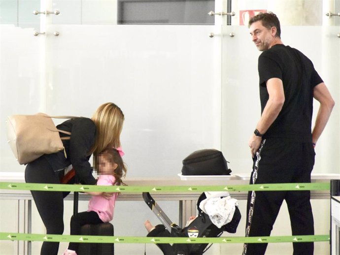 Pau Gasol y Catherine McDonnell se van de Barcelona tras disfrutar de sus vacaciones en familia