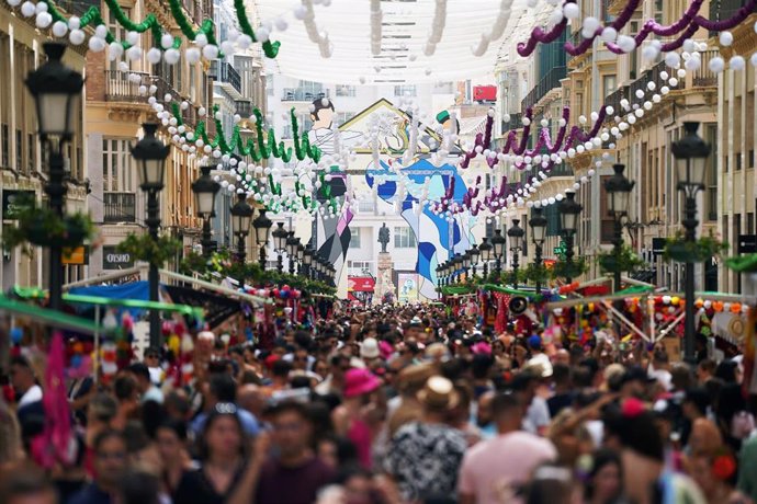 Una gran multitud  de malagueños y turistas disfrutan del primer día de la Feria de Málaga en el centro