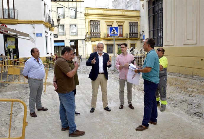 Los tenientes de alcaldesa Agustín Muñoz y Jaime Espinar, en su visita a las obras en la calle Veracruz en Jerez de la Frontera (Cádiz).