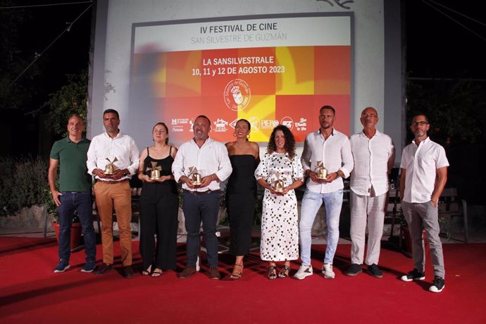 Imagen de los premiados en el festival de cortometrajes 'La Sansilvestrale' del San Silvestre de Guzmán (Huelva).
