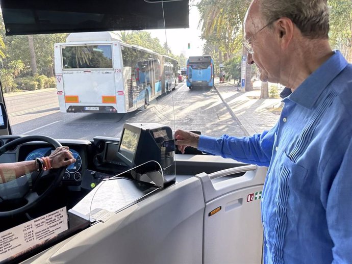 El alcalde de Málaga, Francisco de la Torre, coge el autobús a la Feria