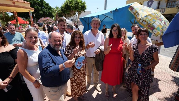 El alcalde de Vícar, Antonio Bonilla, y la vicepresidente de la Diputación de Almería, Almudena Morales, en el Festival de Música Tradicional de la Alpujarra.