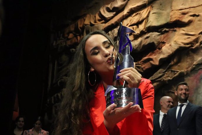 La cantaora cordobesa Rocio Luna besa la 'Lámpara Minera' del Festival del Cante de las Minas de La Unión (Murcia).