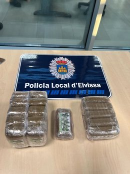 La Policía de Ibiza se incauta de 1,6 kilos de marihuana transportados por un hombre en moto